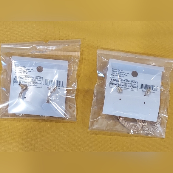 D'Bello FAUX PEARL & GOLD PIERCED HANGING EARRINGS Set of 2 - Picture 2 of 8